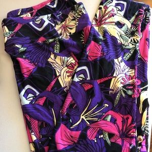 LuLaRoe Tall & Curvy Legging: Disney